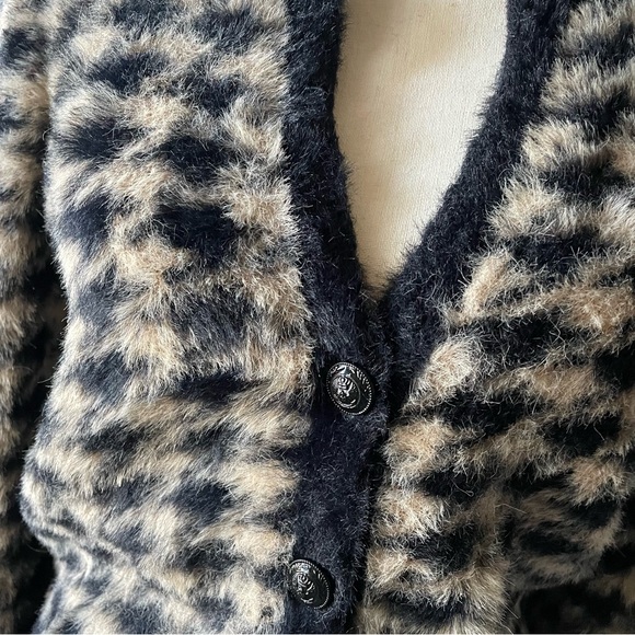 Fuzzy SOFT semi-cropped cardigan sweater - Picture 2 of 11
